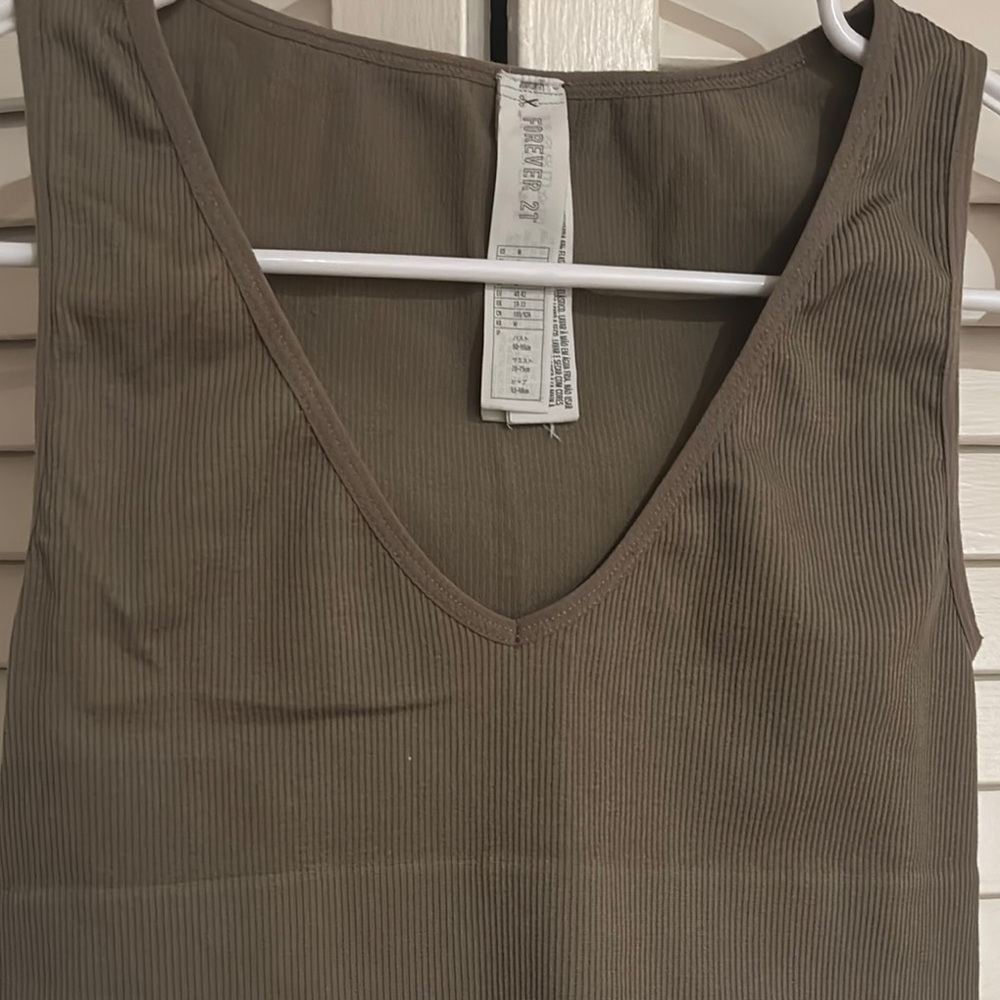 Olive Green Sleeveless Crop Top - Picture 2 of 8